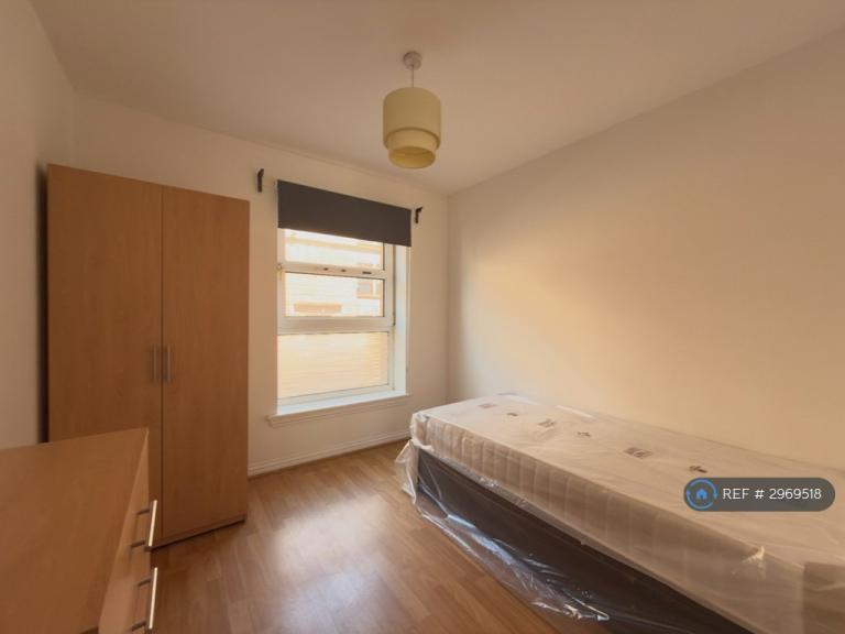 Flat Roxburgh Street in Greenock