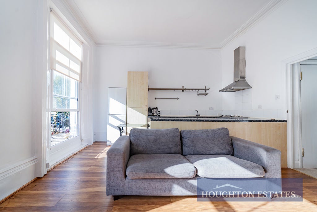Flat Surrendale Place in City of Westminster