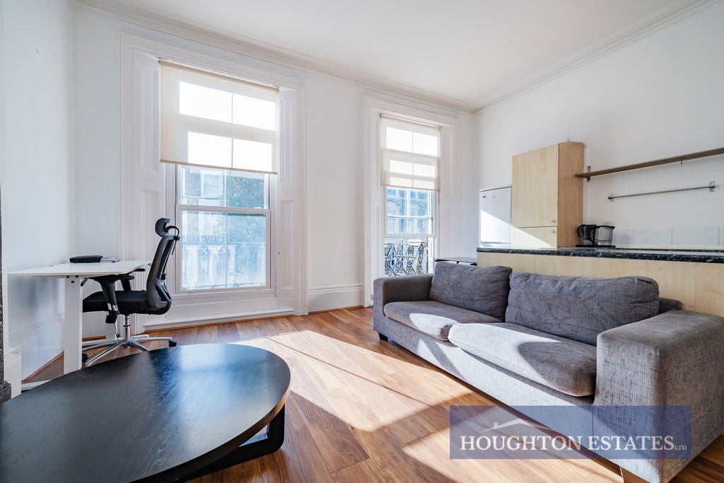 Flat Surrendale Place in City of Westminster