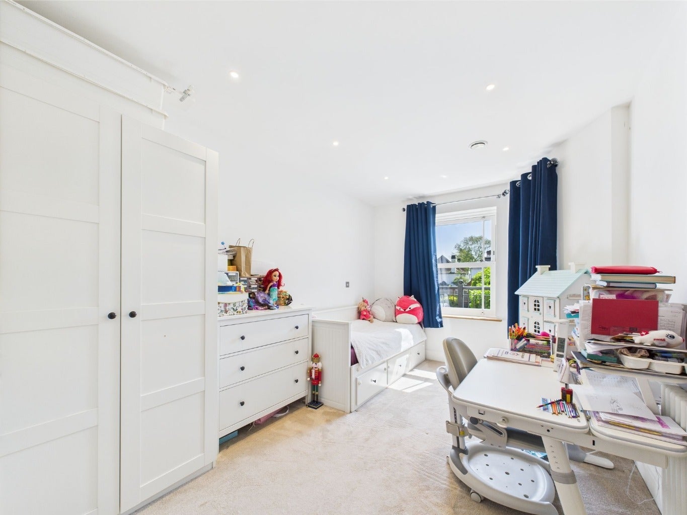 Flat Marian Gardens in Greater London