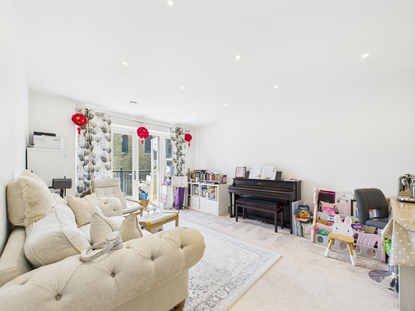 Flat Marian Gardens in Greater London
