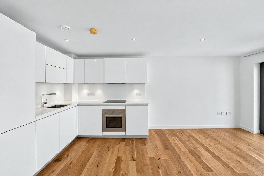 Flat Crawshay Road in Greater London
