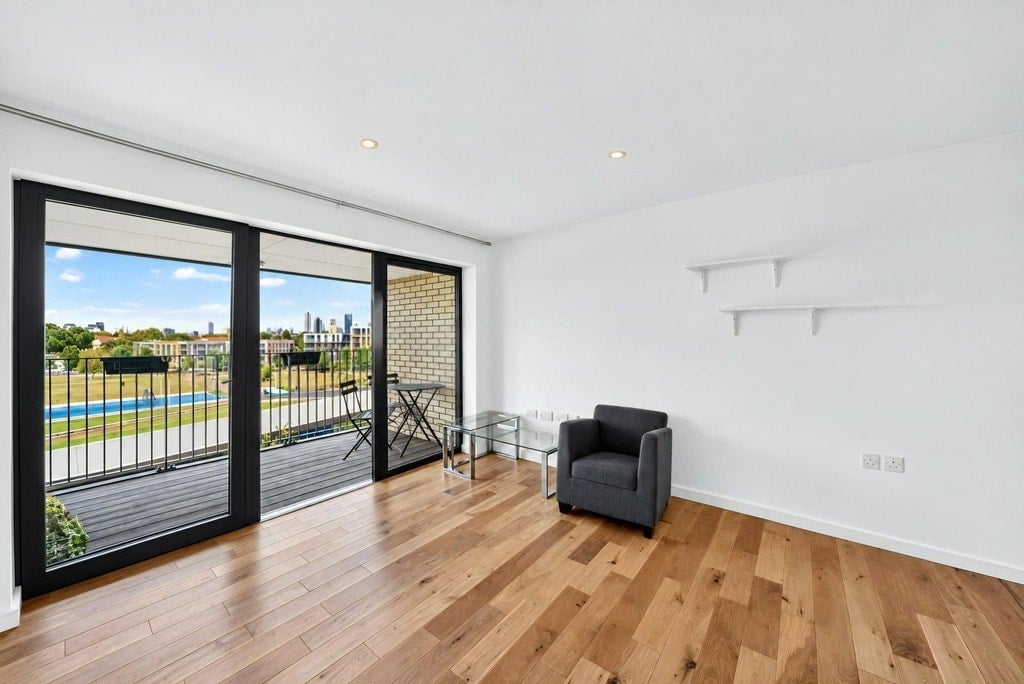 Flat Crawshay Road in Greater London