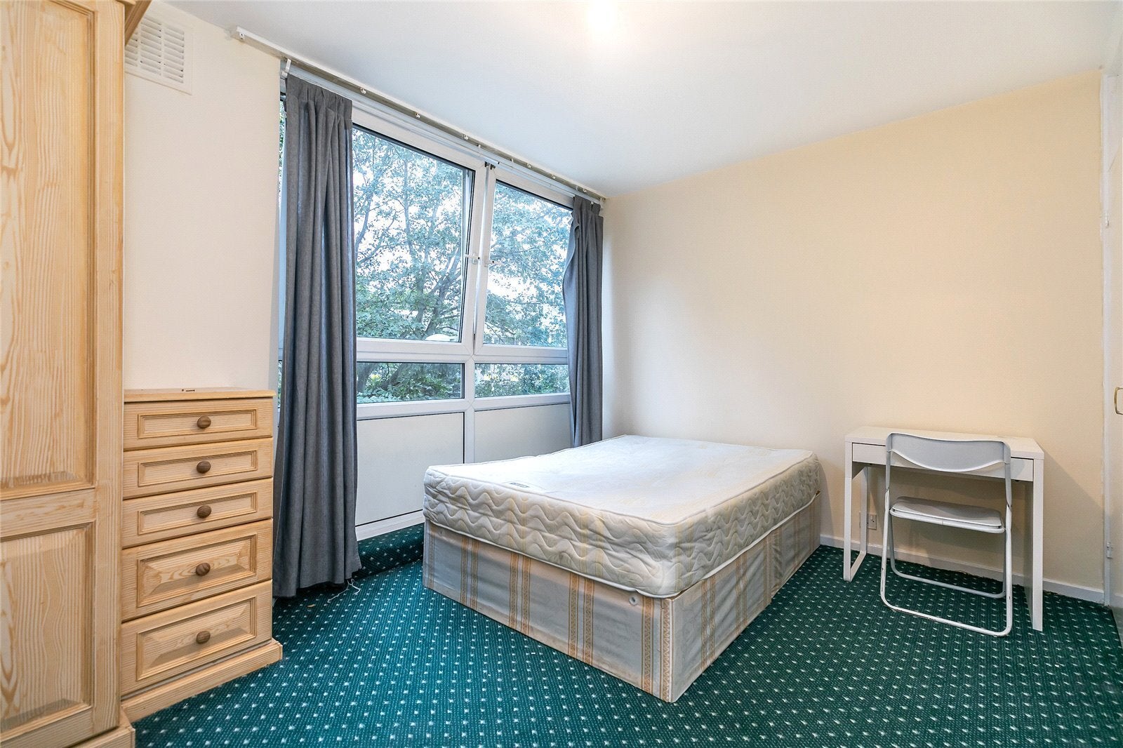 Flat Compton Close in Greater London