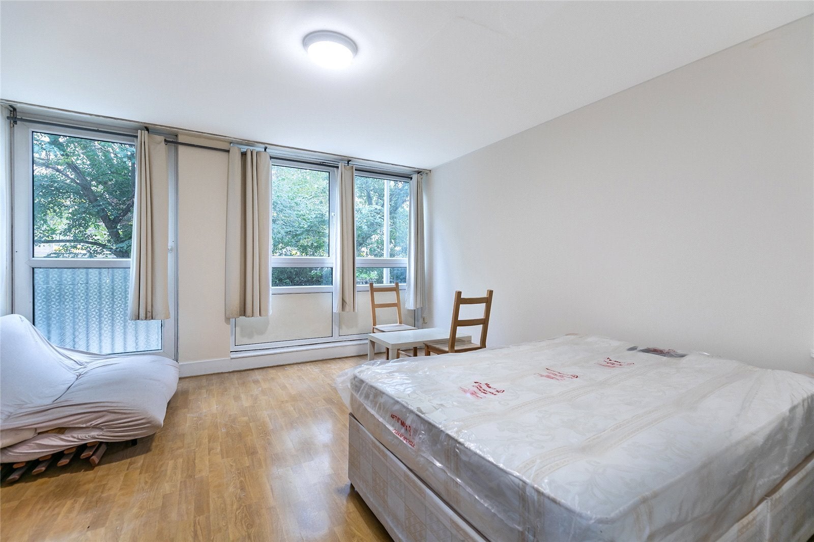Flat Compton Close in Greater London