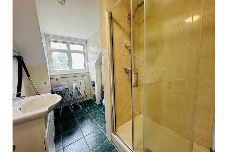 Room Goldhawk Road in Greater London