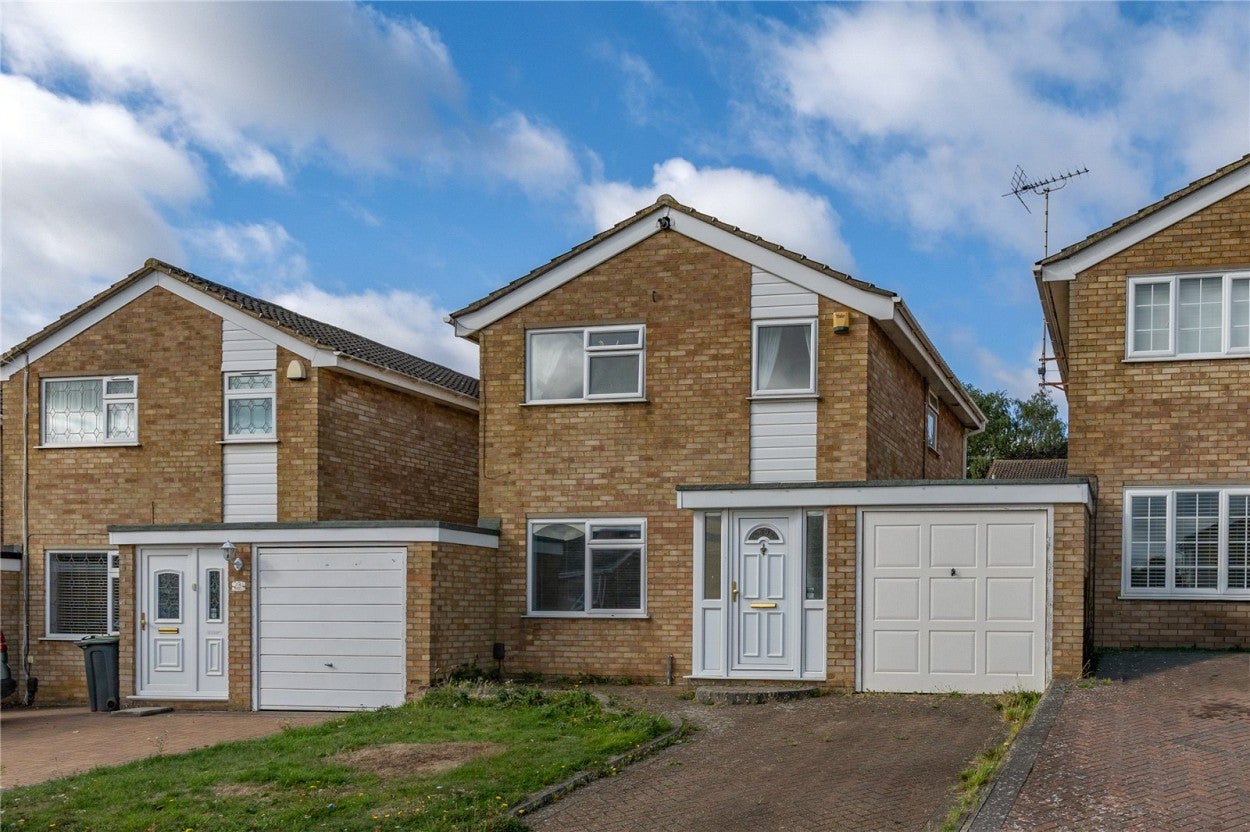 House Oving Close in Luton