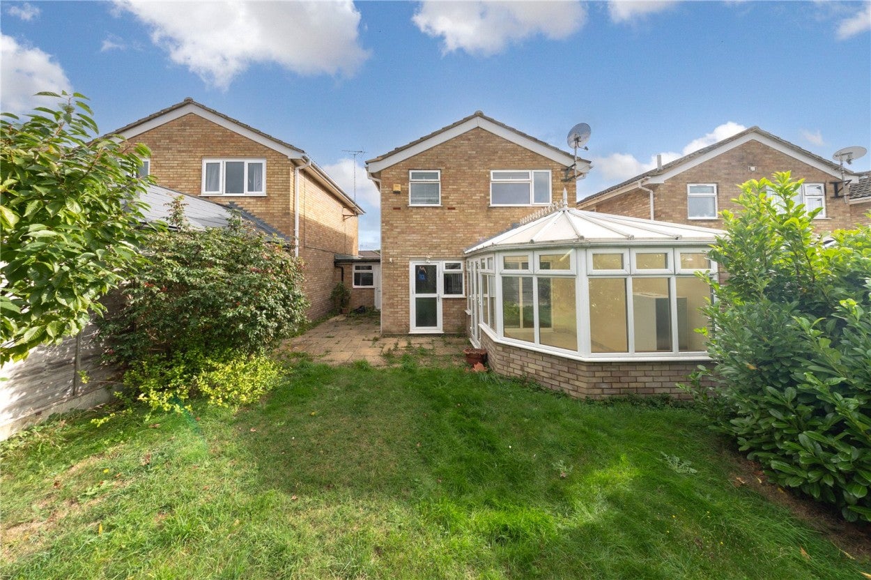 House Oving Close in Luton