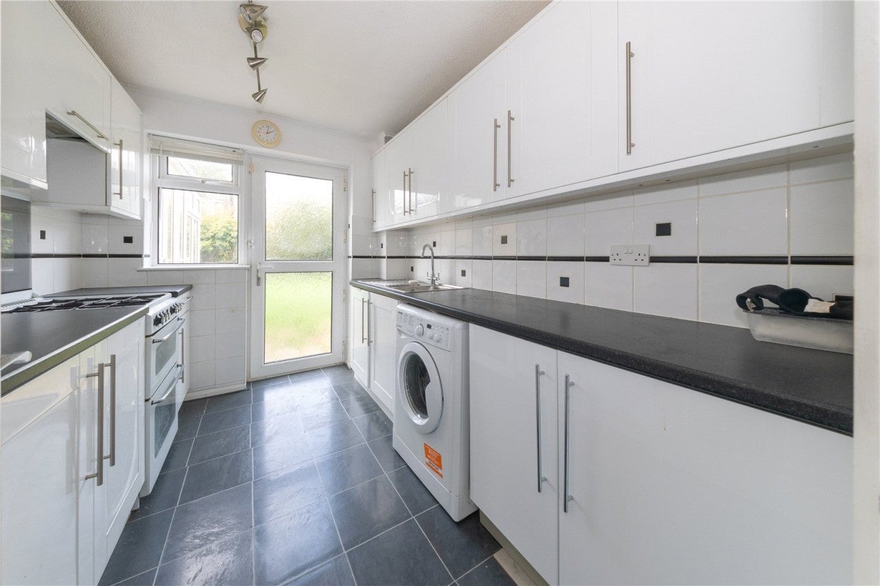 House Oving Close in Luton