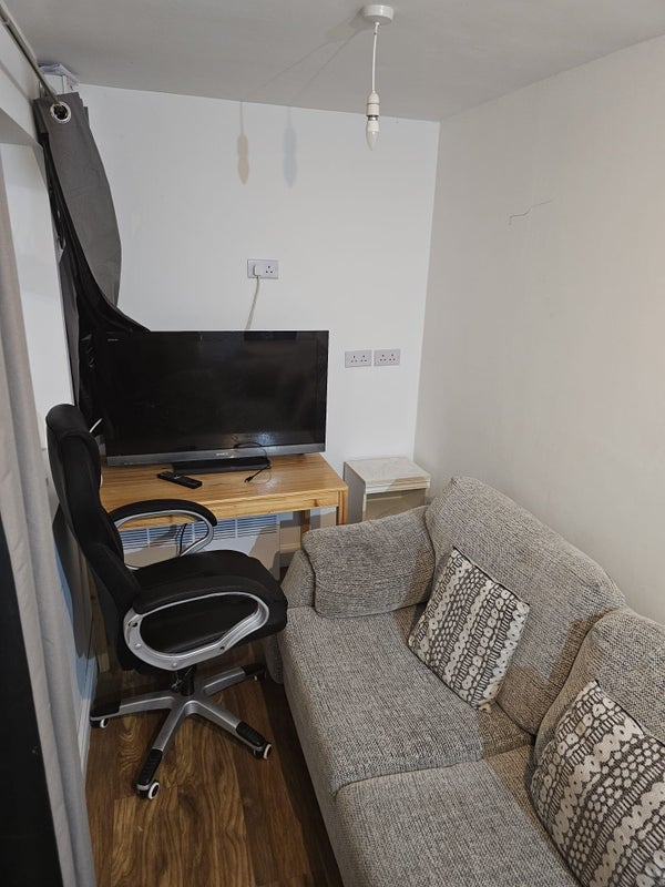 Flat Trelawney Avenue in Slough