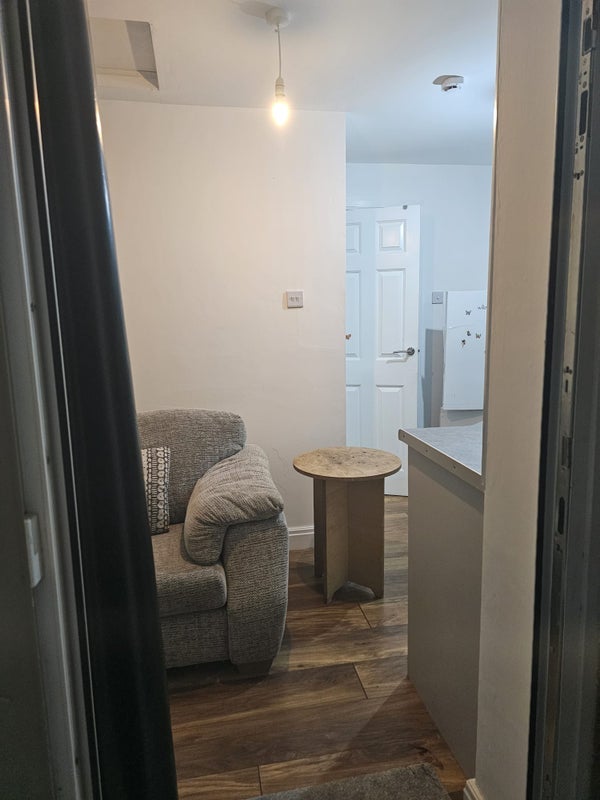 Flat Trelawney Avenue in Slough