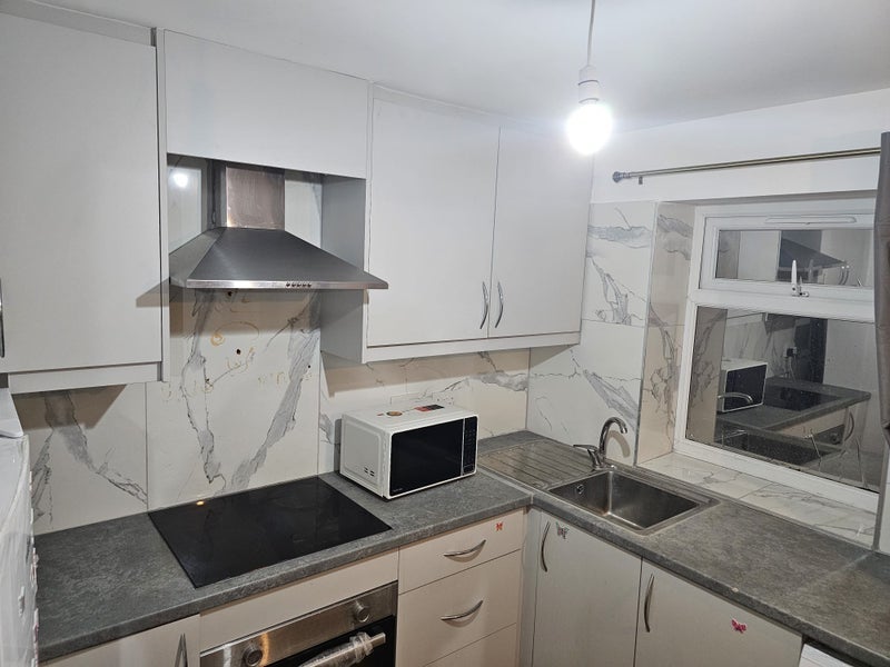 Flat Trelawney Avenue in Slough
