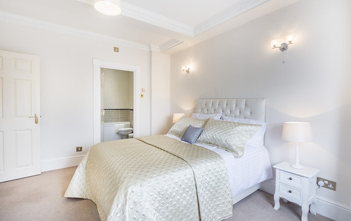 Flat Manson Place in Greater London