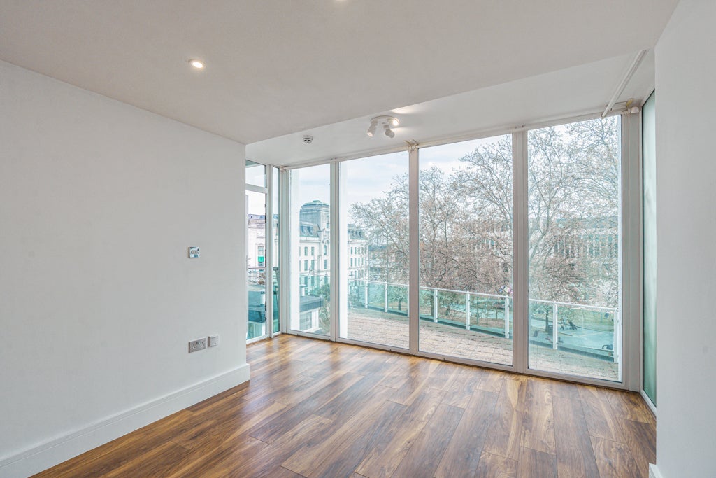 Flat Thomas Street in Greater London