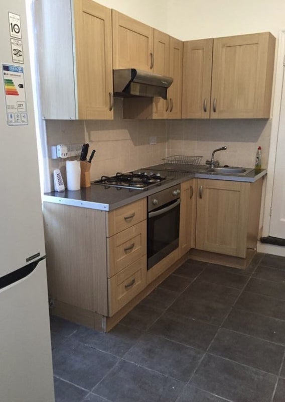 Flat Home Park Road in Greater London