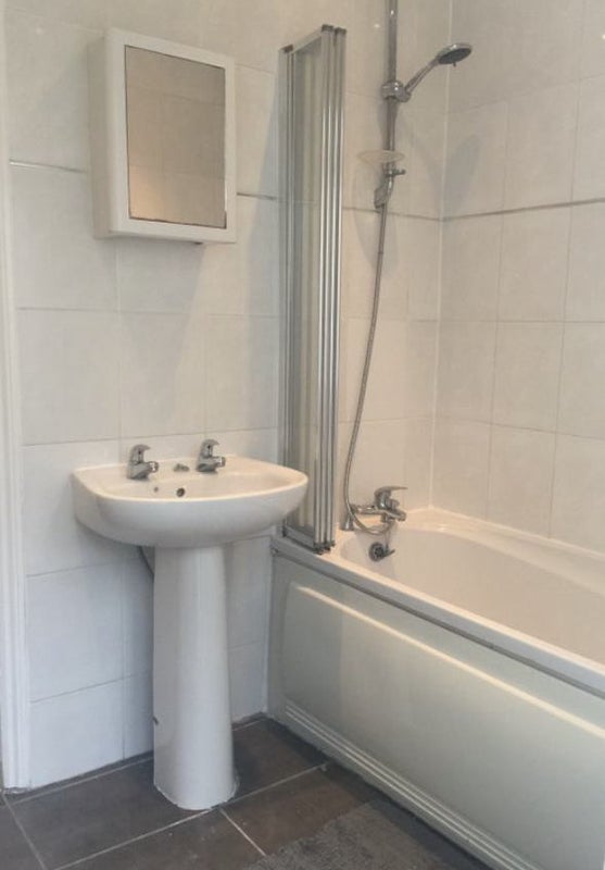 Flat Home Park Road in Greater London