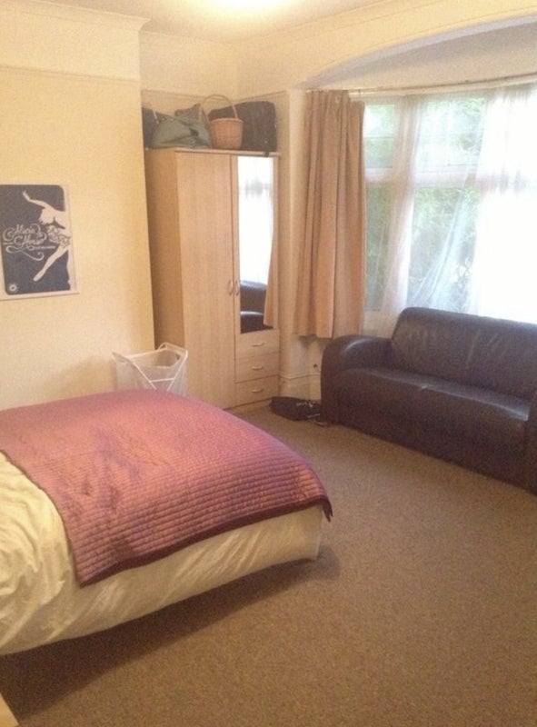 Flat Home Park Road in Greater London