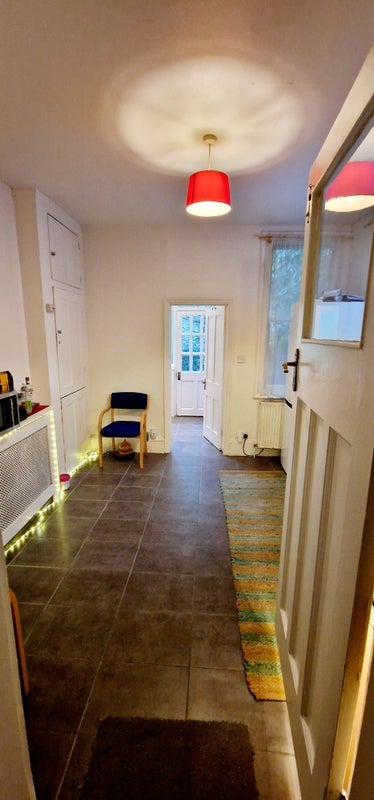 Flat Home Park Road in Greater London