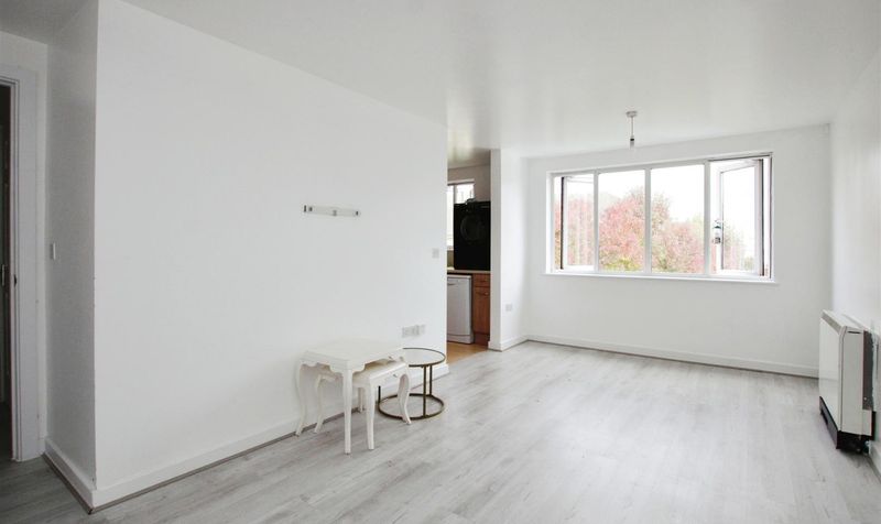 Flat Enstone Road in Greater London
