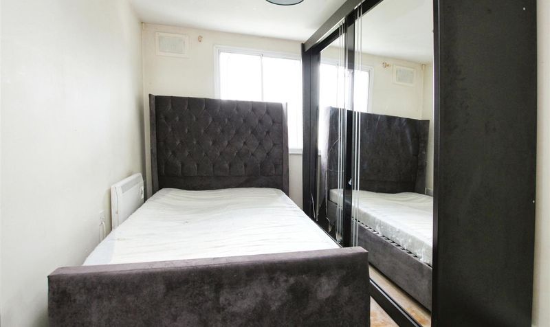 Flat Enstone Road in Greater London