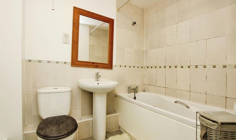 Flat Enstone Road in Greater London