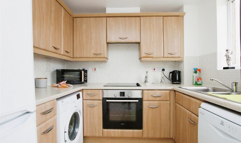 Flat Enstone Road in Greater London