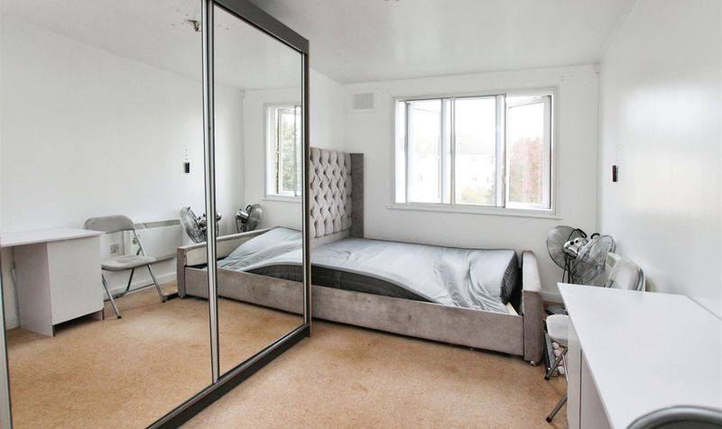 Flat Enstone Road in Greater London