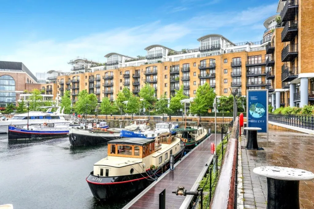 Flat Star Place in Greater London
