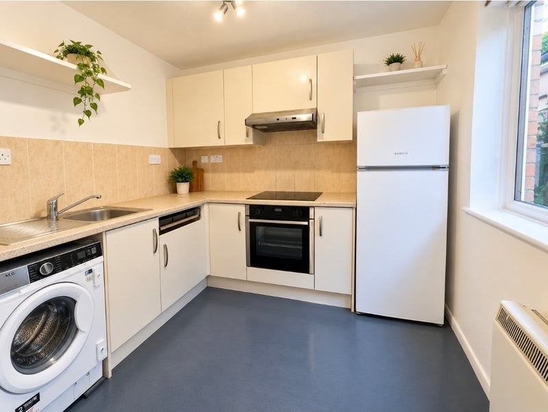 Flat Abbotsleigh Road in Greater London