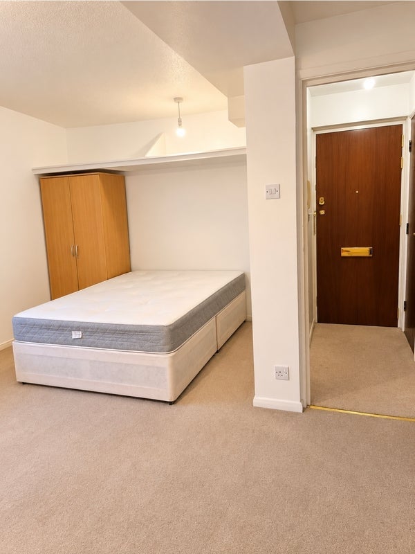 Flat Abbotsleigh Road in Greater London