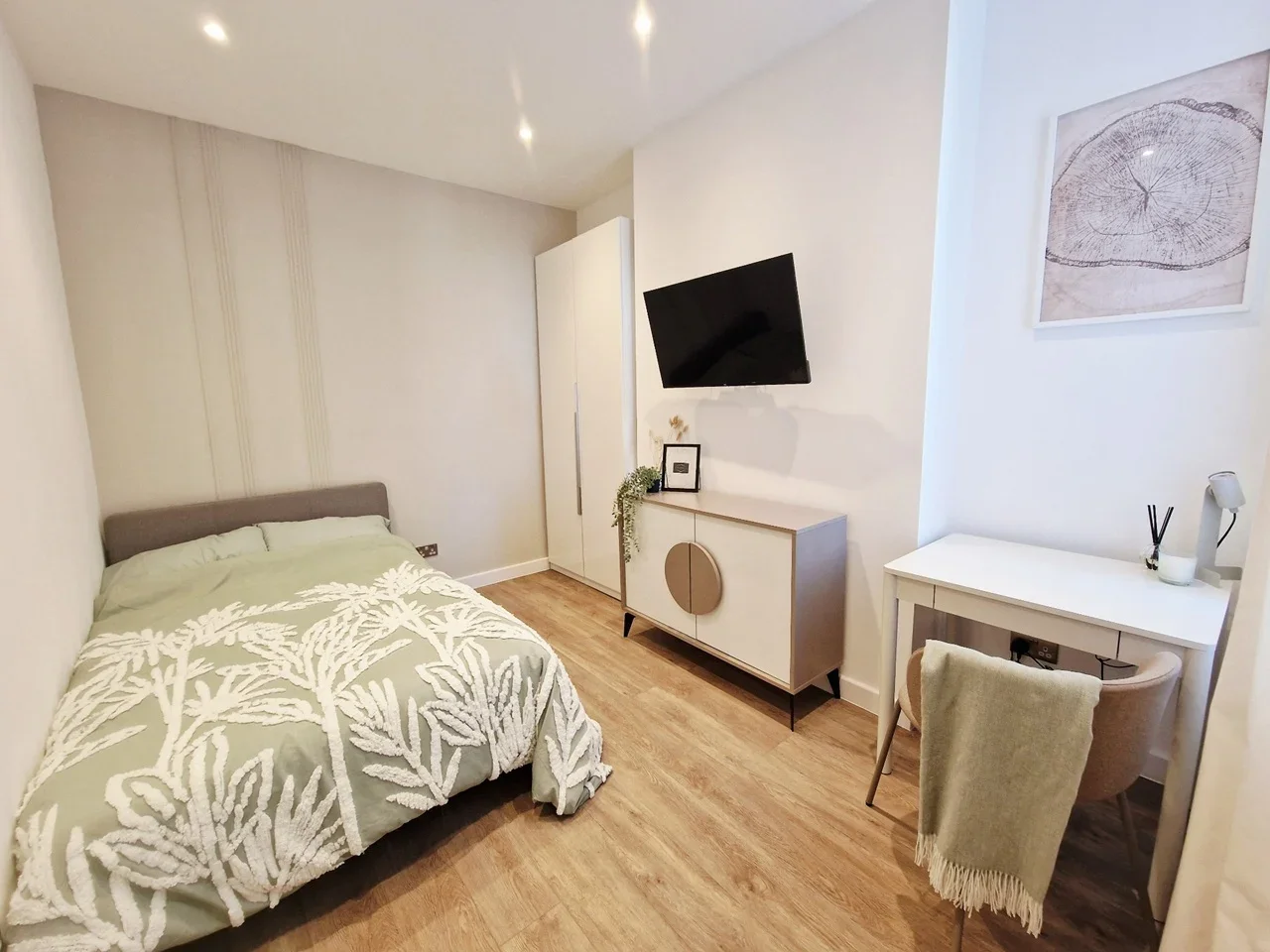 Room Laburnum Grove in Portsmouth