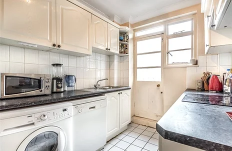Flat Hatherley Grove in City of Westminster