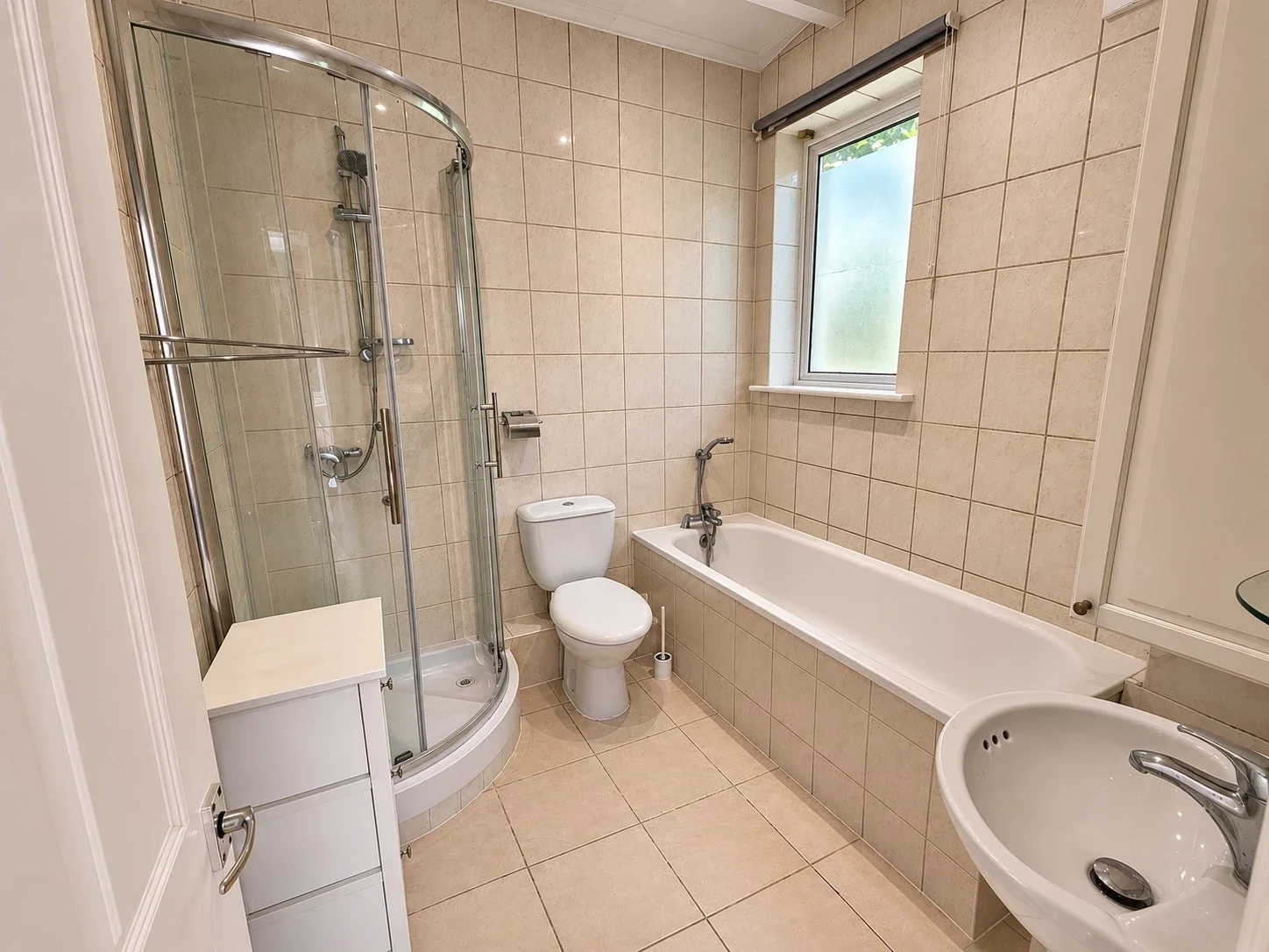 Room Hale Lane in Greater London