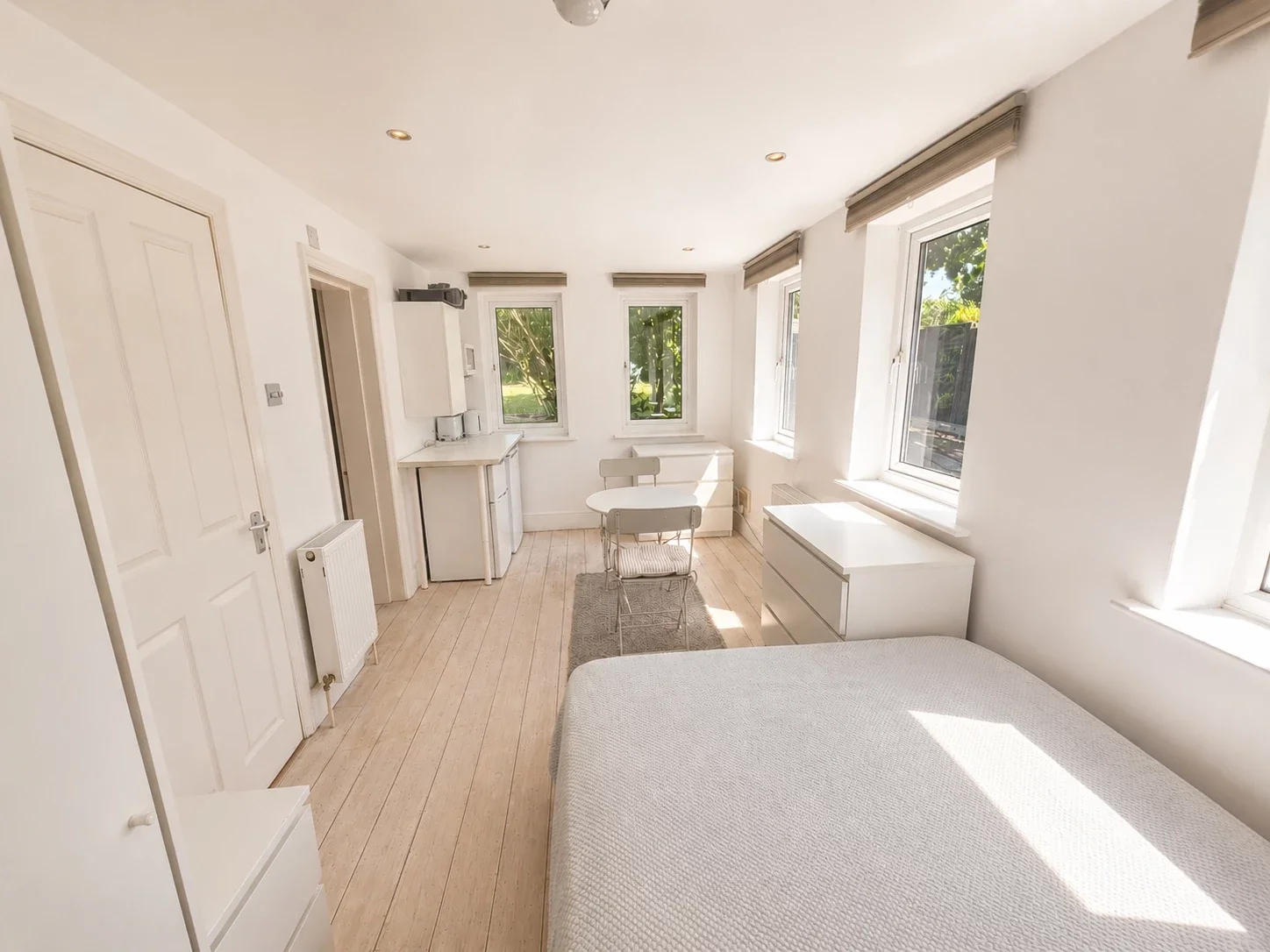 Room Hale Lane in Greater London