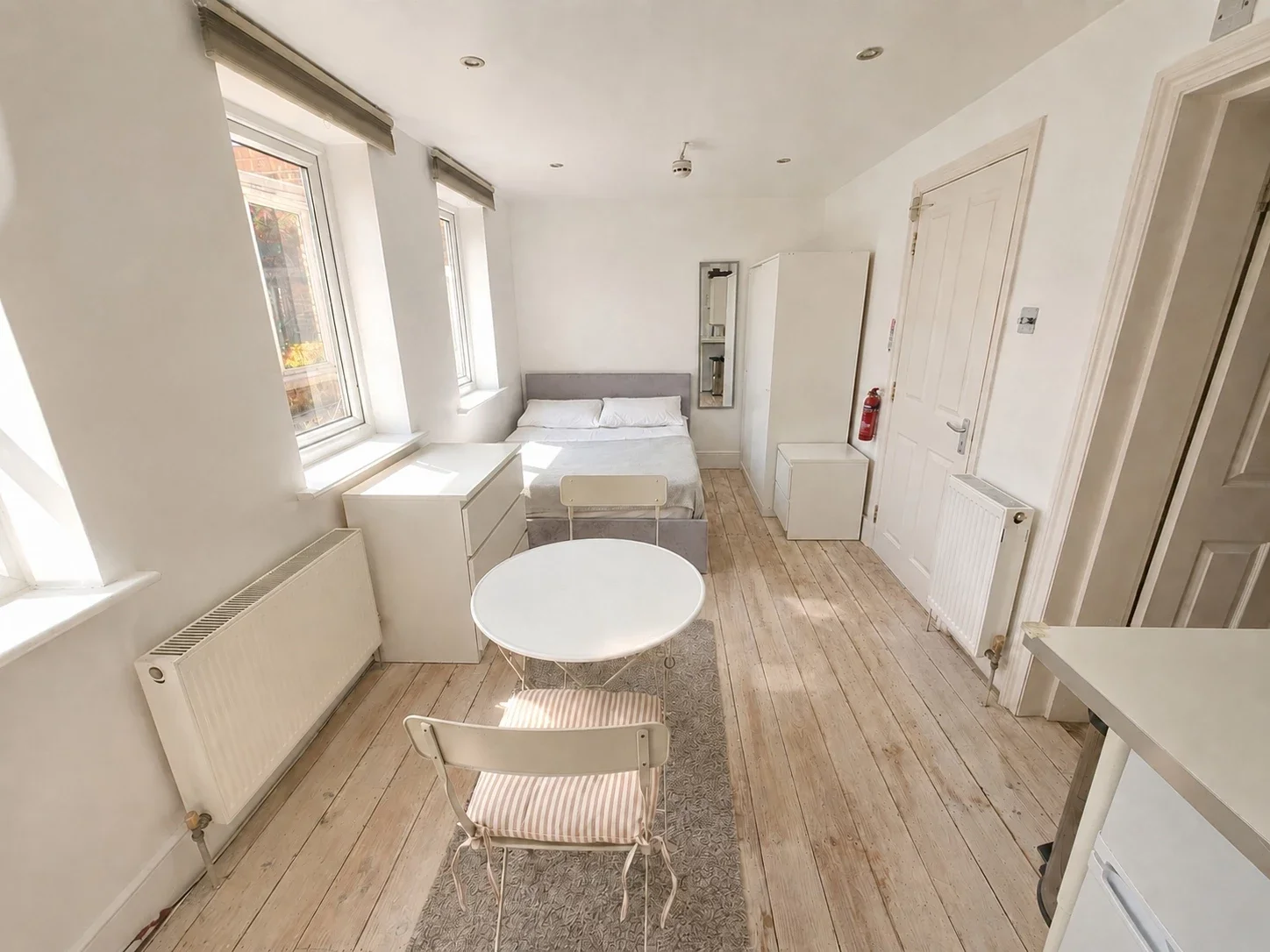 Room Hale Lane in Greater London