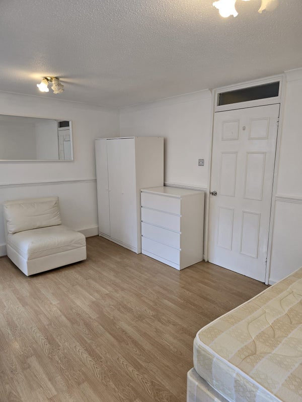 Room Fairbairn Green in Greater London