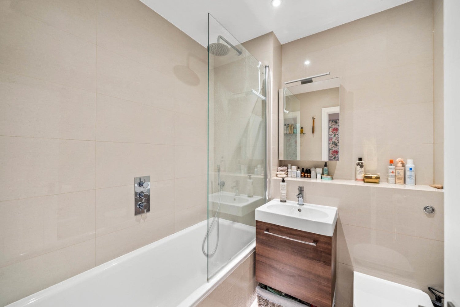 Flat Cathcart Road in Greater London