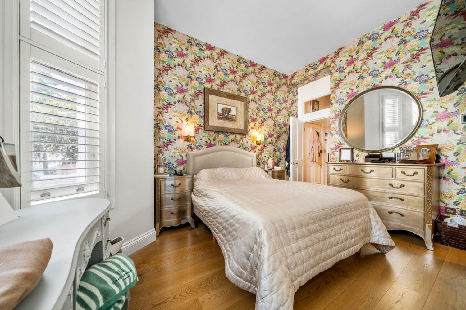 Flat Cathcart Road in Greater London