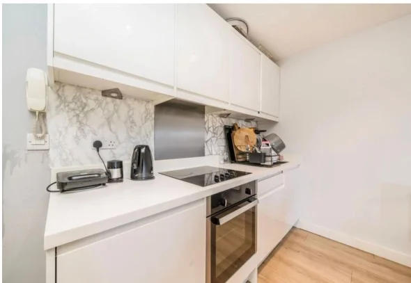 Flat Ewell Road in Greater London