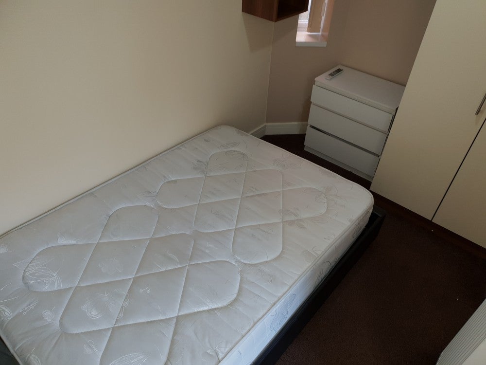 Room Hubert Road in Birmingham