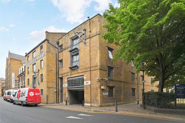 Flat Wapping High Street in Greater London