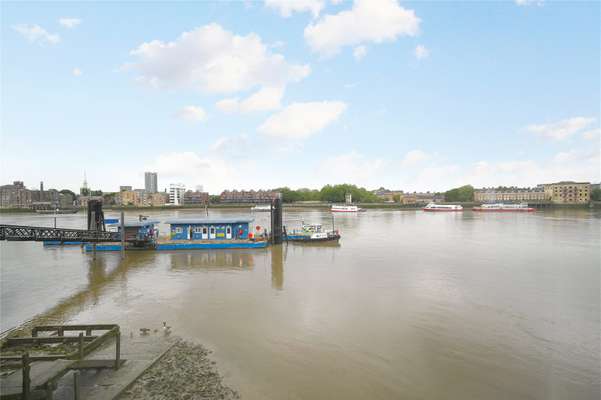 Flat Wapping High Street in Greater London