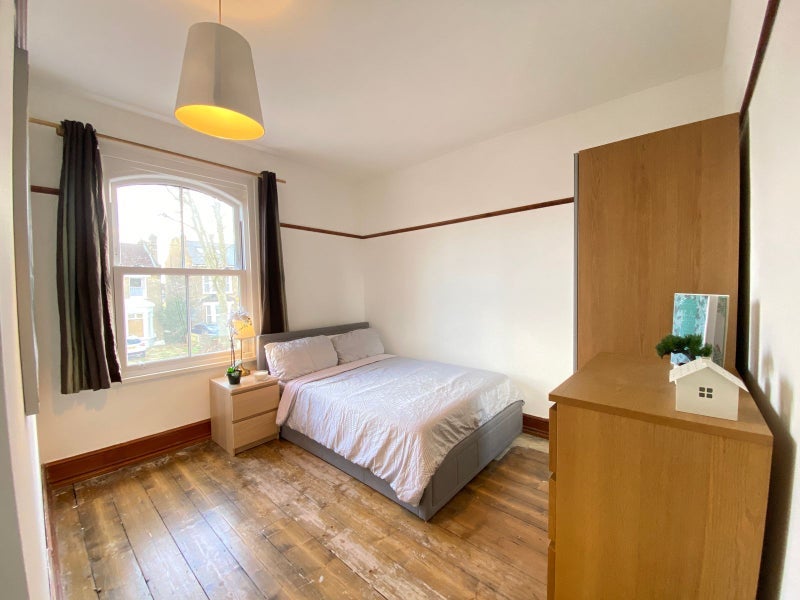 Room Hainault Road in Greater London