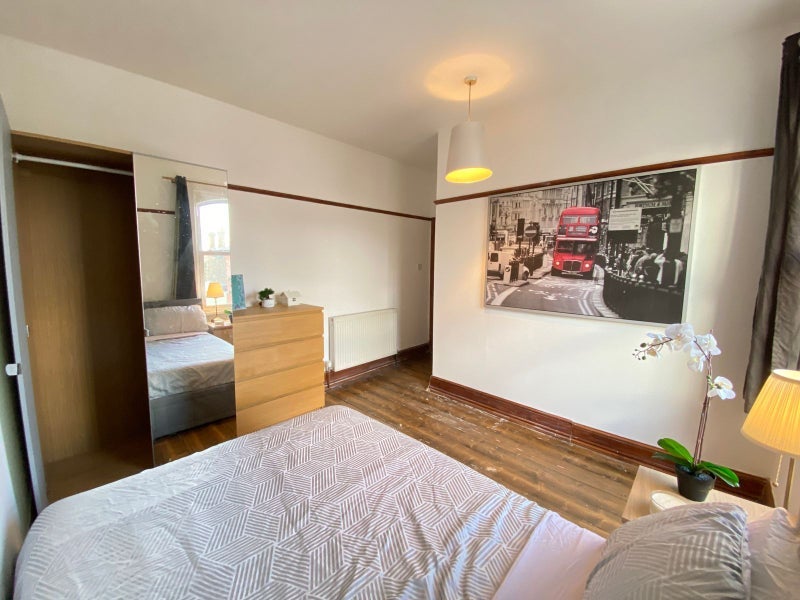 Room Hainault Road in Greater London