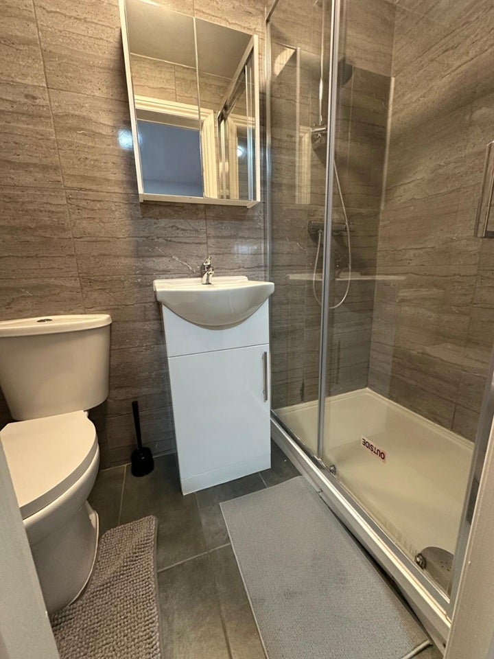 Flat Parkfield Road in Greater London