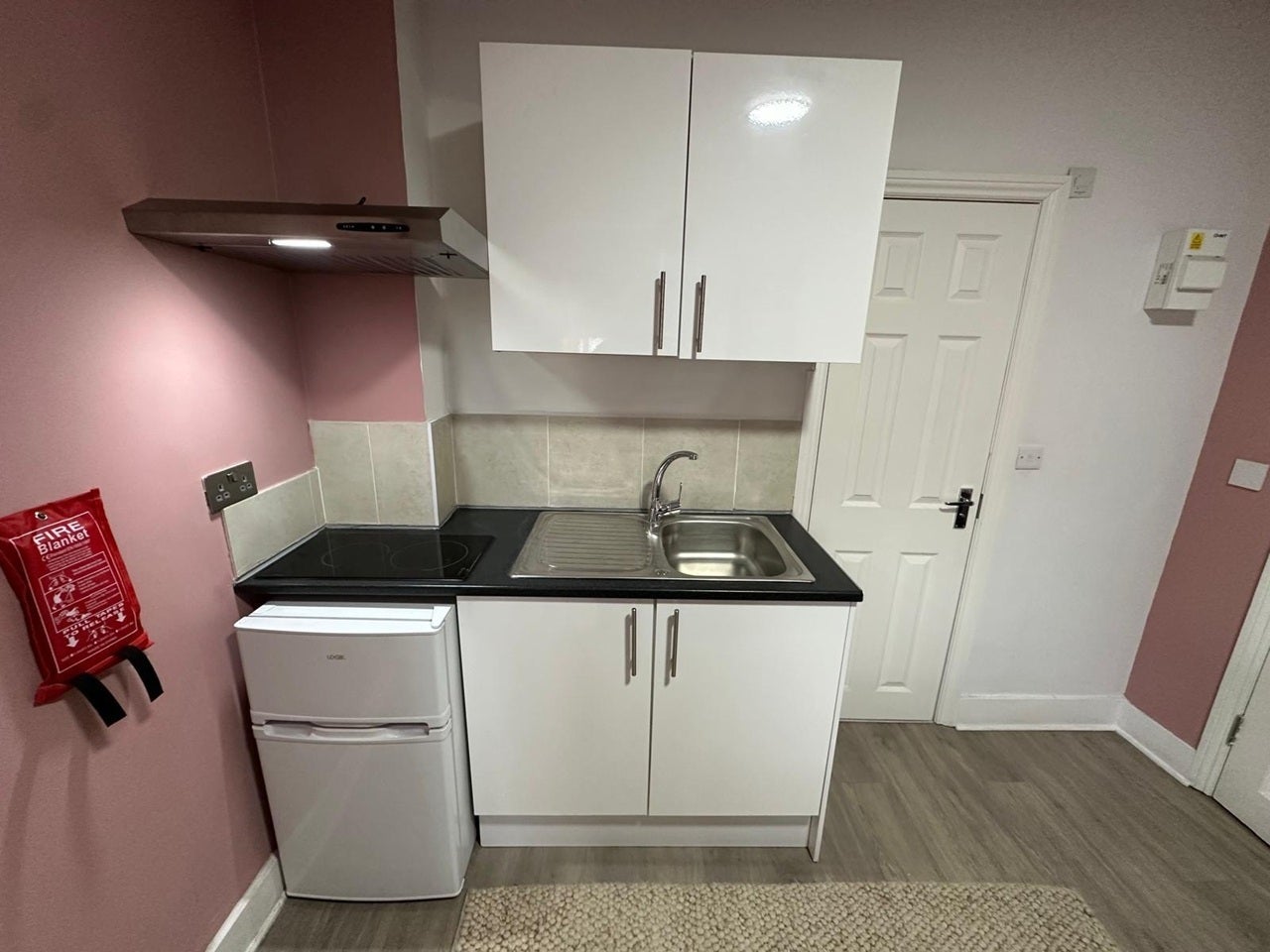 Flat Parkfield Road in Greater London