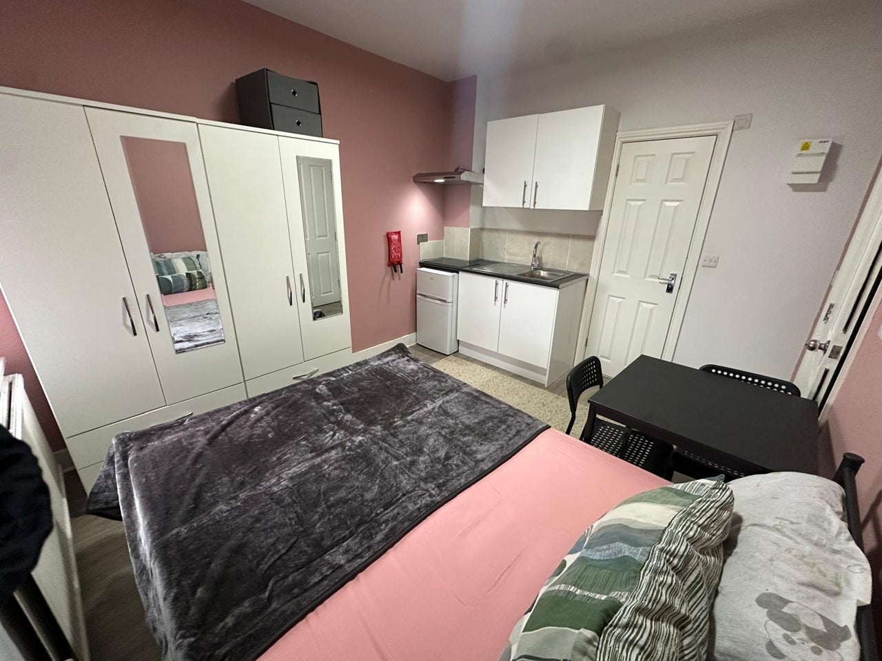 Flat Parkfield Road in Greater London