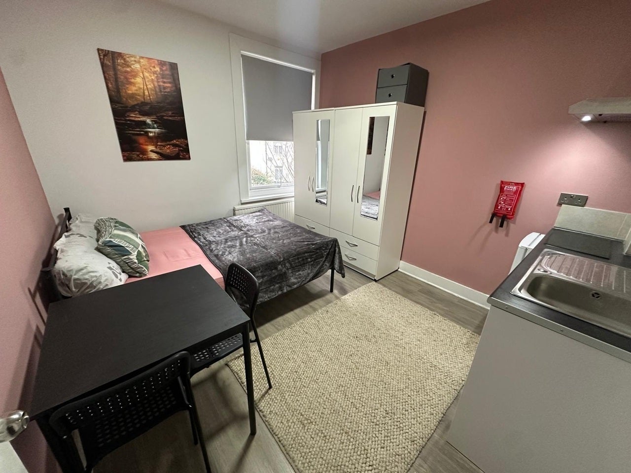 Flat Parkfield Road in Greater London