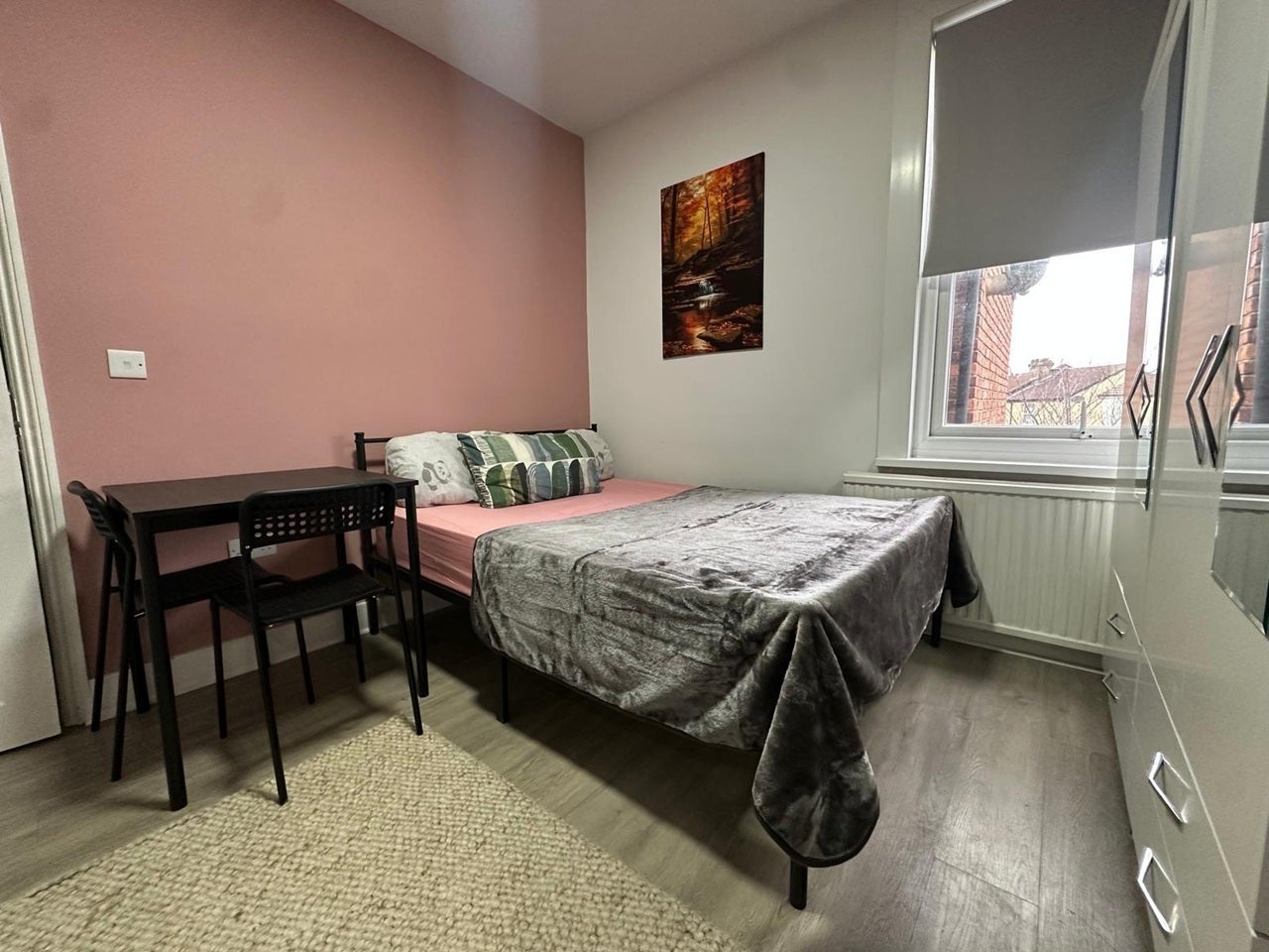 Flat Parkfield Road in Greater London