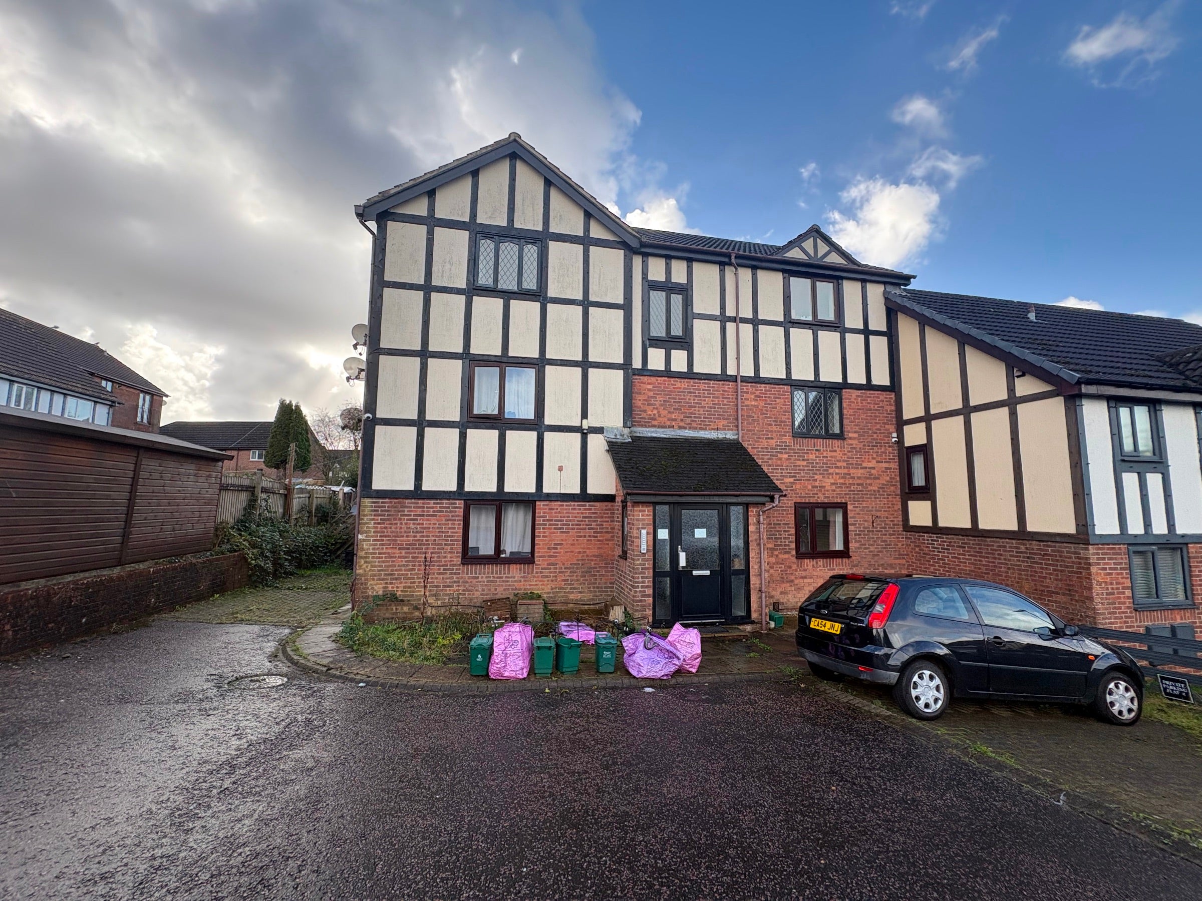 Flat Cranmer Court in Swansea